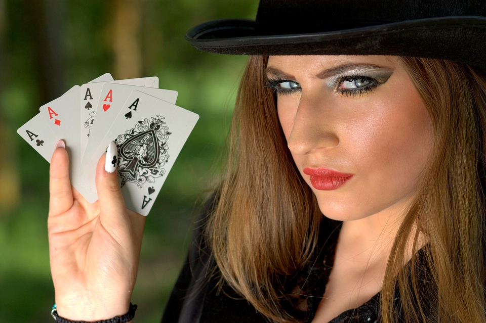 Kvinde med poker kort