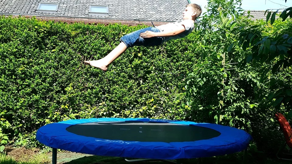 Dreng hopper på trampolin